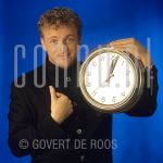 21-11-1994 Gordon at studio in Amsterdam.

[keywords]Posed, Half Length, Eyecontact, Clock[/keywords]